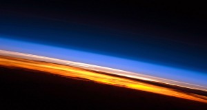 atmosphere_layers_iss_sunset_25may2010_900x480